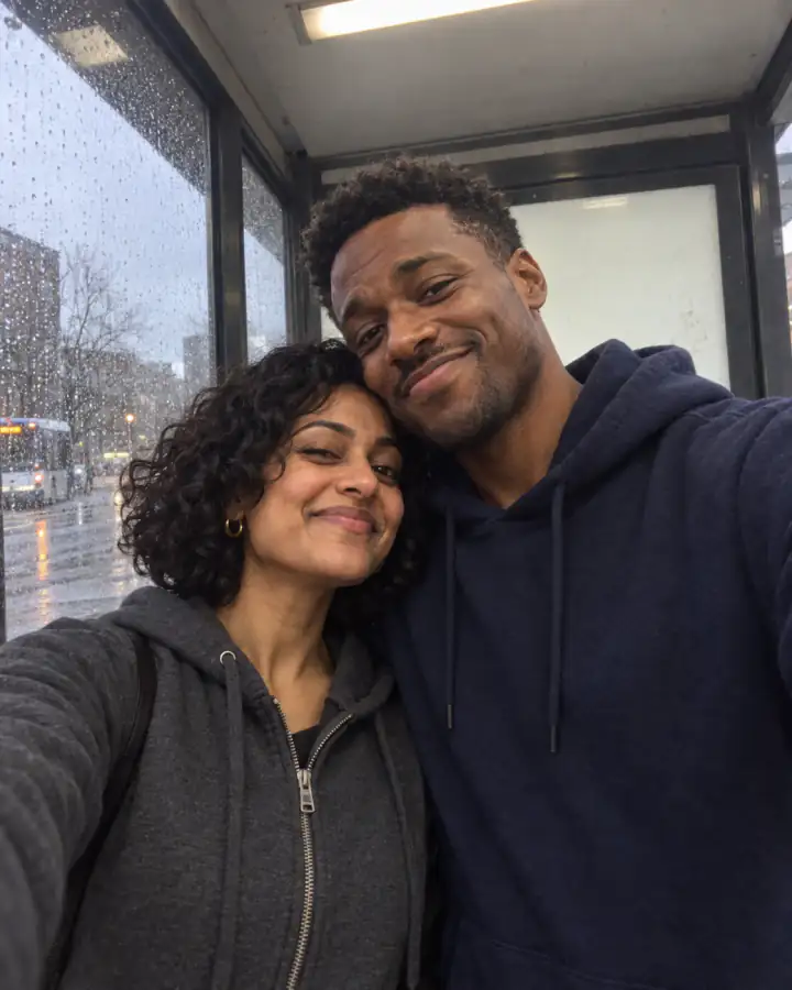 Una selfie común tomada con un teléfono de una pareja esperando en una parada de autobús.